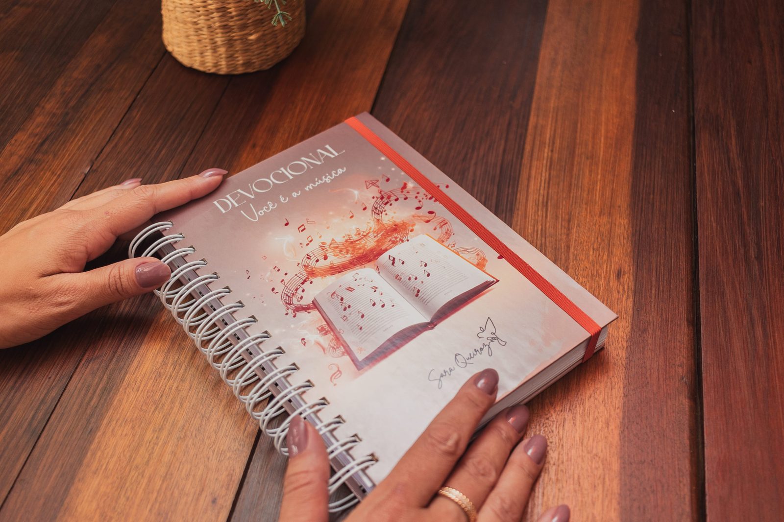 Caderno devocional Você é a Música — sendo folheado