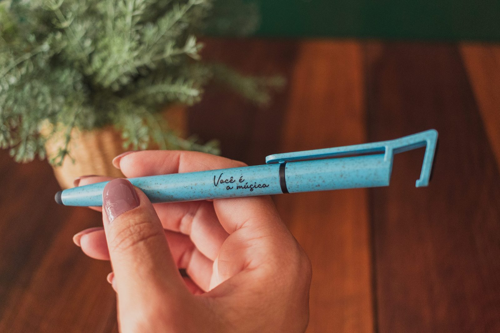 Caneta personalizada Você é a Música — na mão